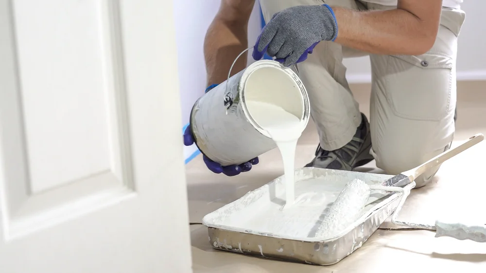 Glasvliesbehang sauzen in Groningen met witte latex 9010.