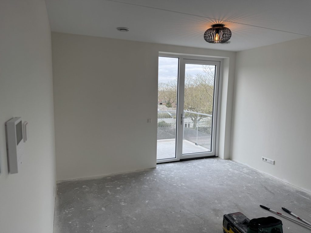 Nieuwe kamer met openslaande deuren naar het balkon, kort na de oplevering